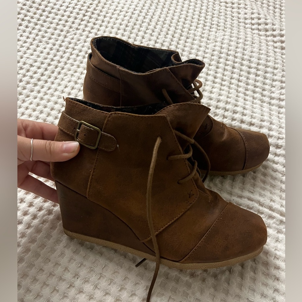 Maurice’s size 7 wedged shoe